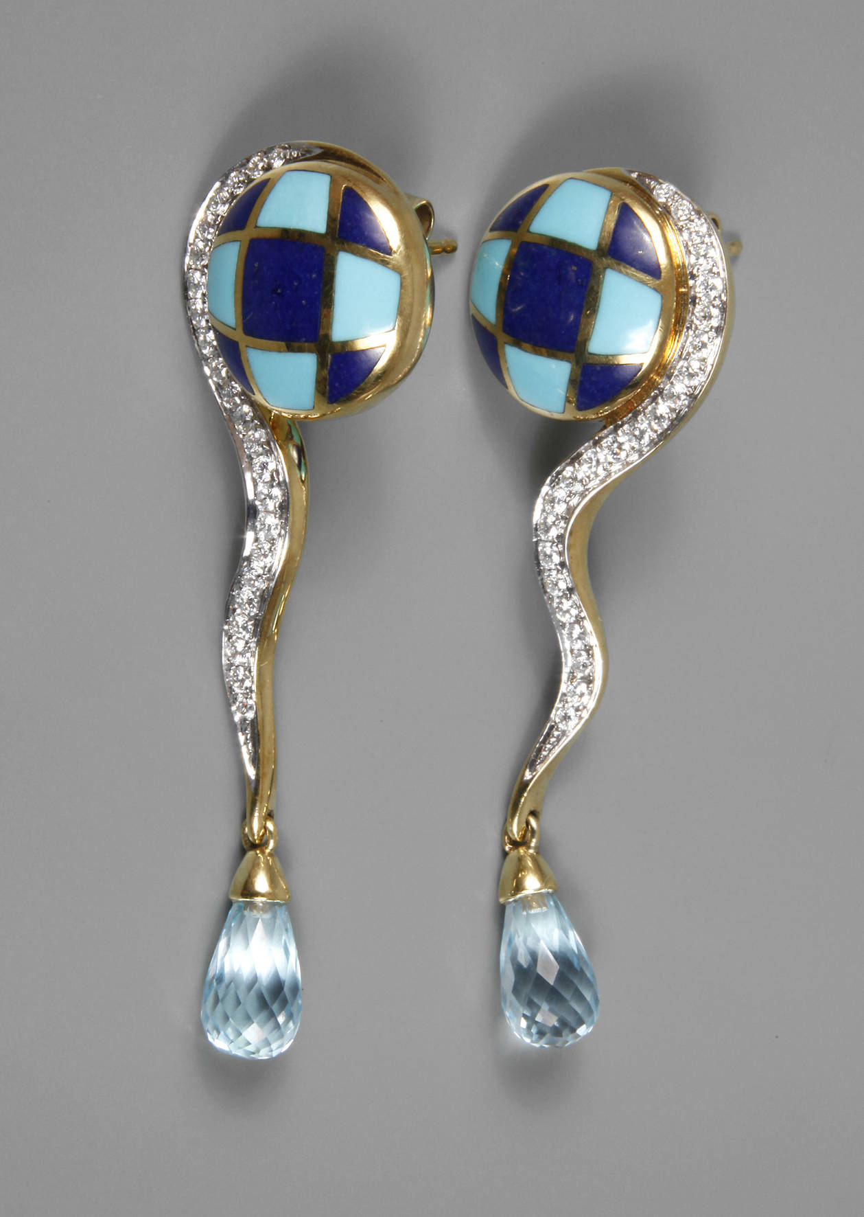 Paar ungewöhnliche Ohrringe