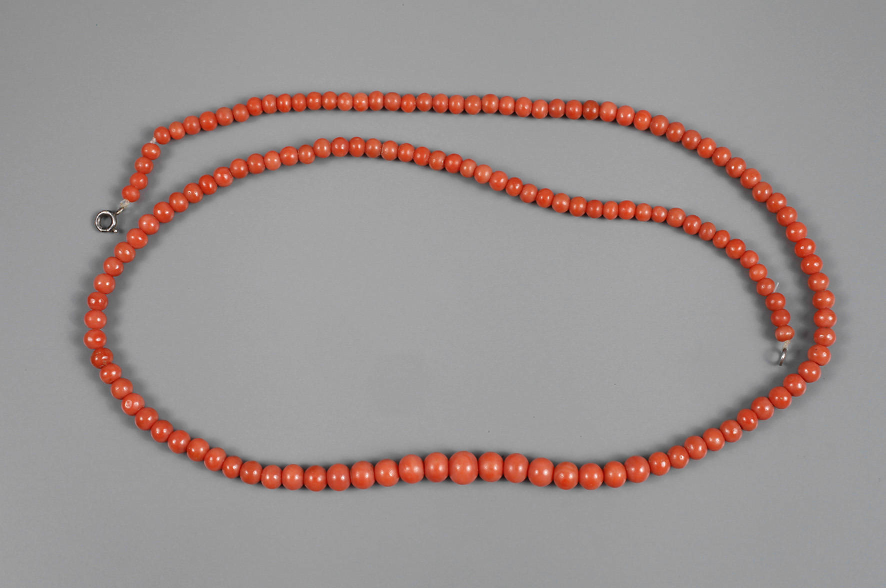 Langes Korallencollier