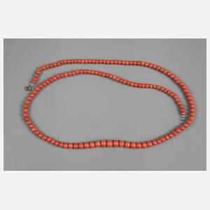 Langes Korallencollier