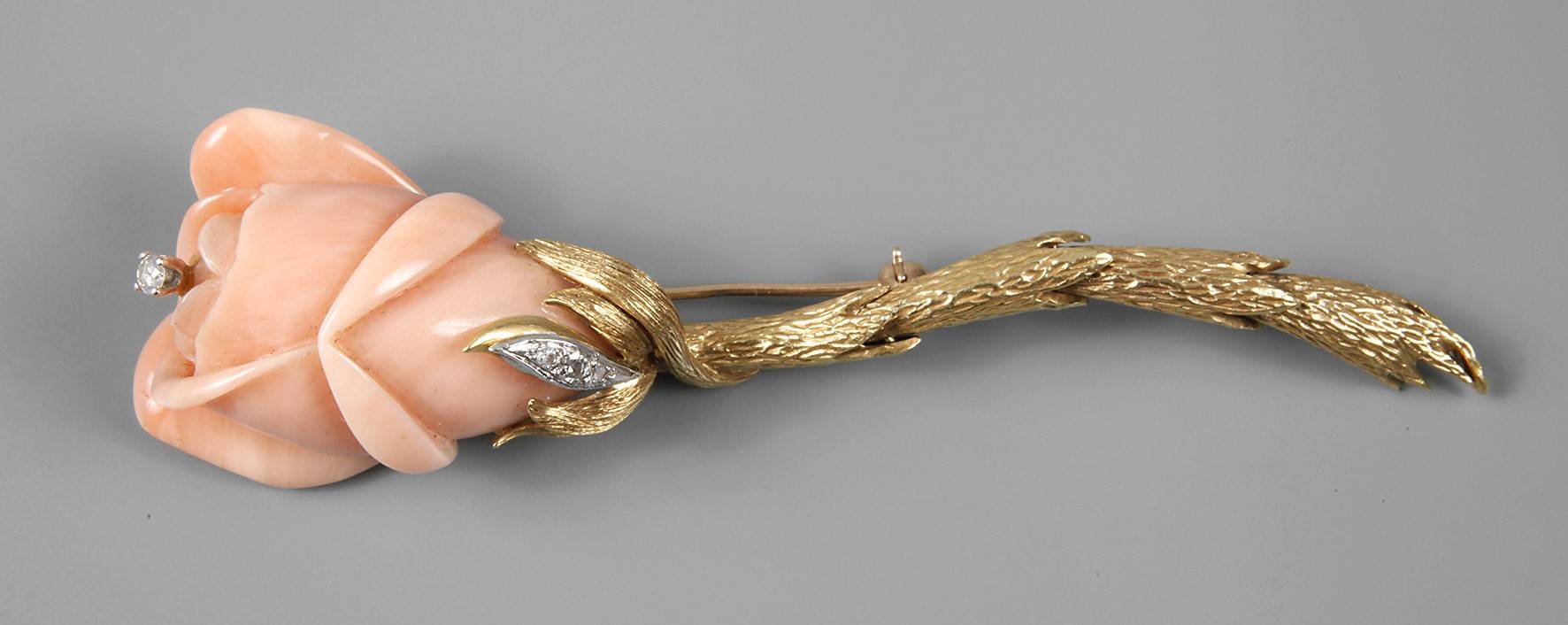 Aufwendige Korallenbrosche
