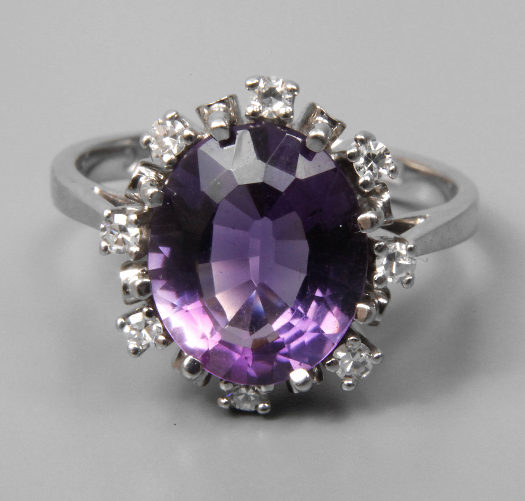 Damenring mit Amethyst und Diamanten