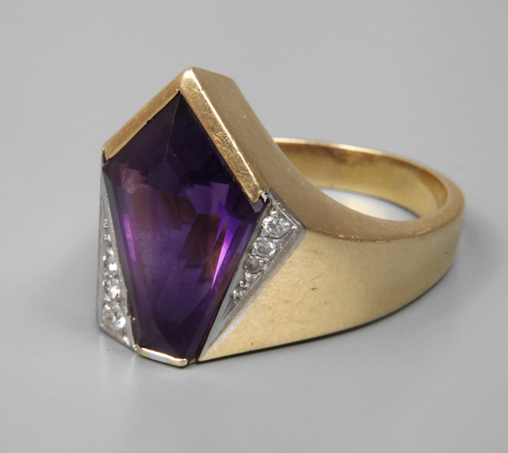 Damenring mit Amethyst und Diamanten