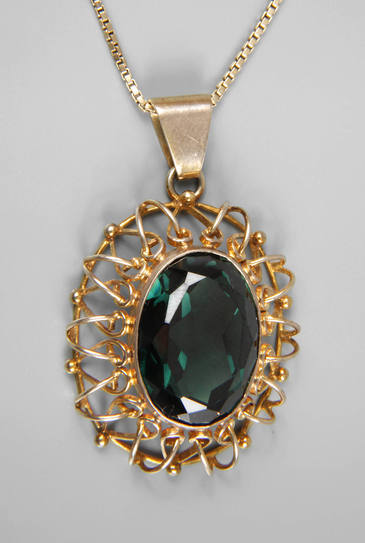 Anhänger mit grünem Schmuckstein