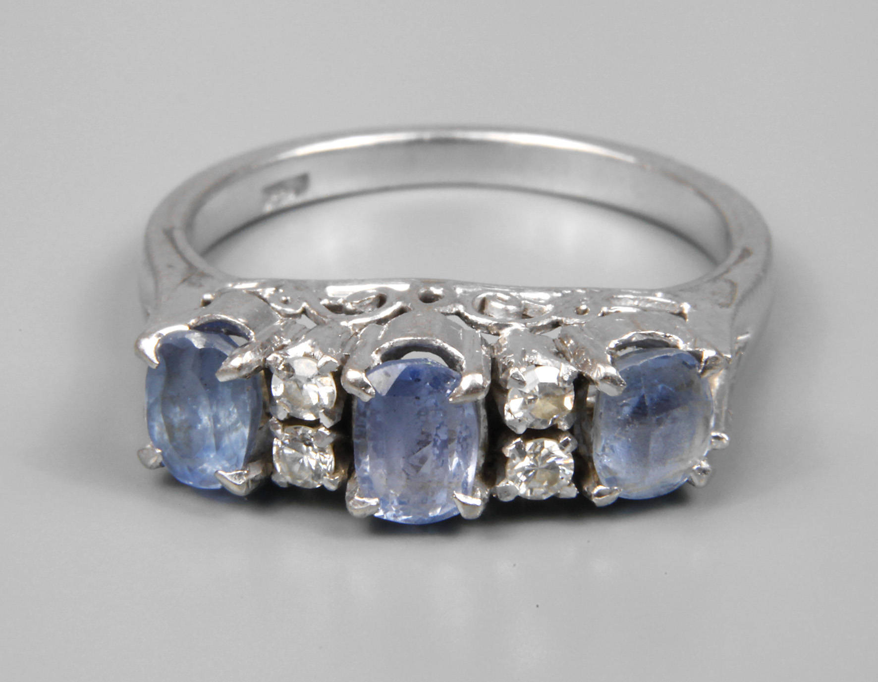 Damenring mit Tansaniten und Brillanten