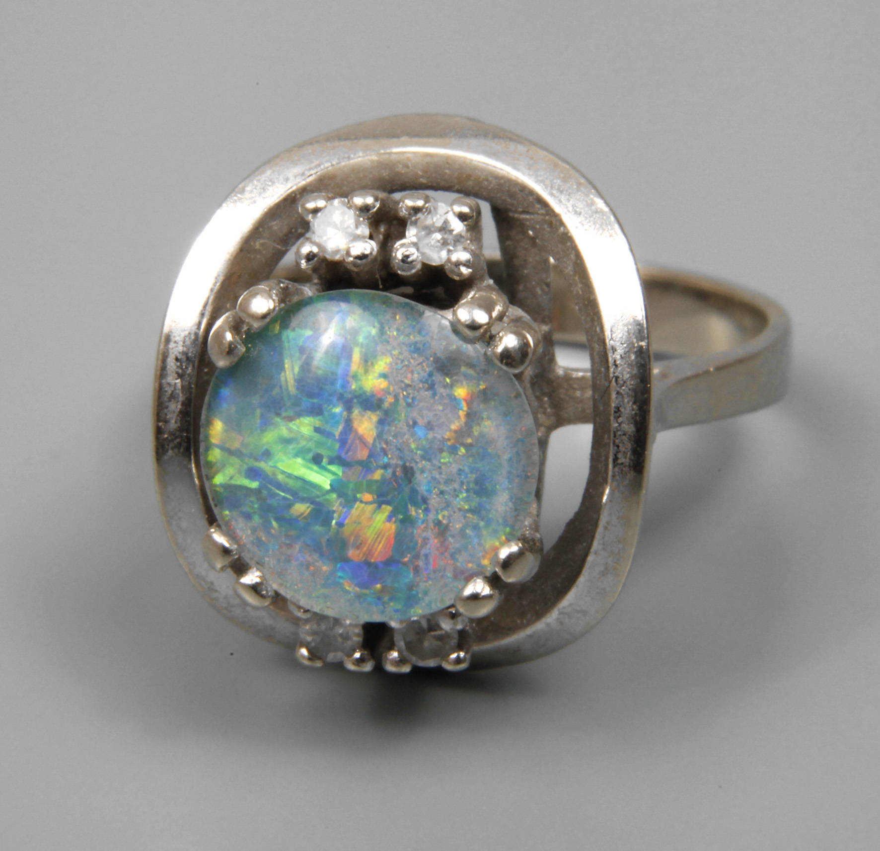 Damenring mit Opal und Diamanten