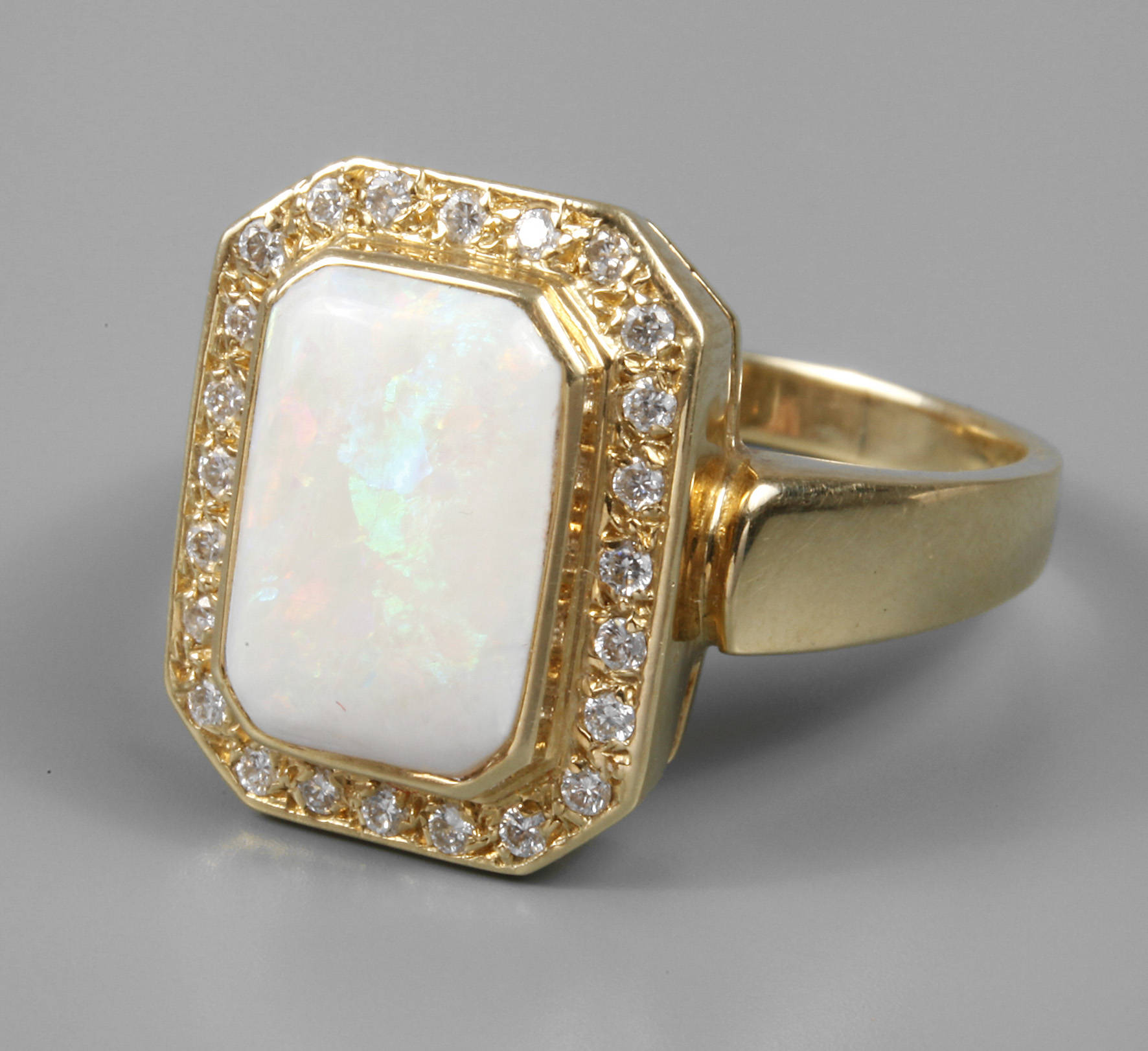 Damenring mit Edelopal und Brillanten