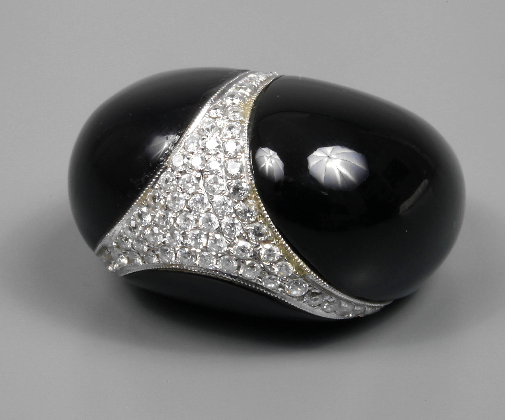 Ungewöhnlicher Damenring mit Diamantbesatz