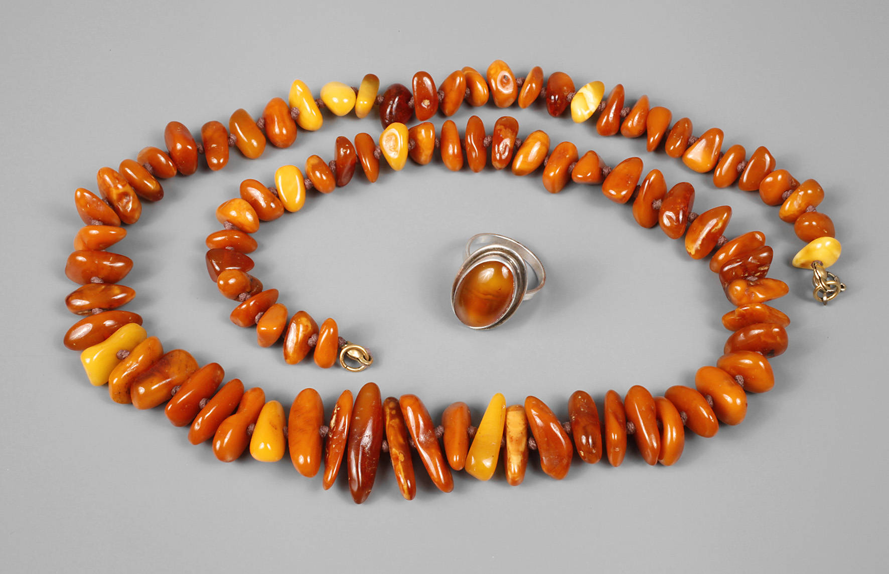 Zwei Teile Bernsteinschmuck