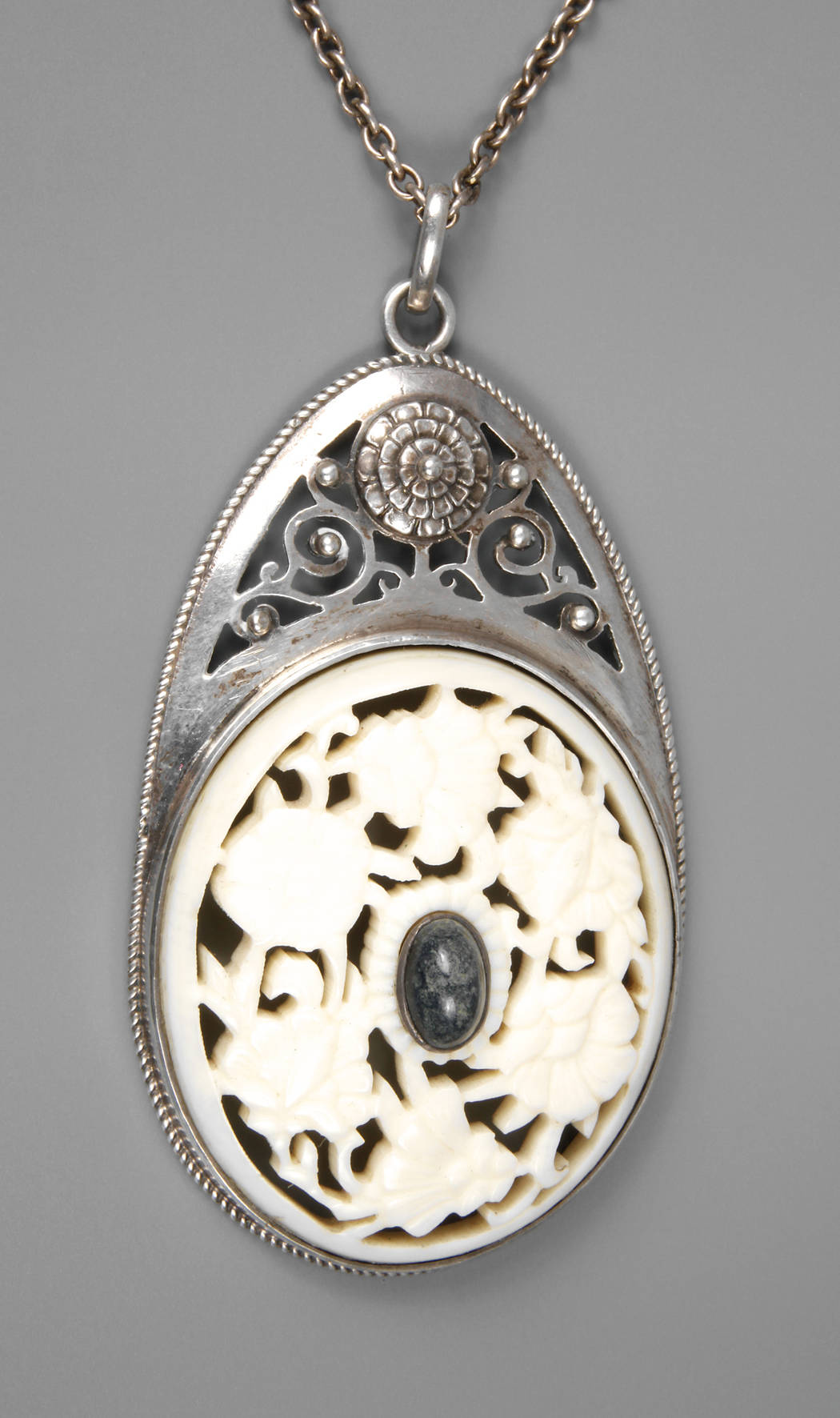 Anhänger mit feiner Elfenbeinschnitzerei