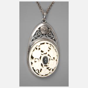 Anhänger mit feiner Elfenbeinschnitzerei