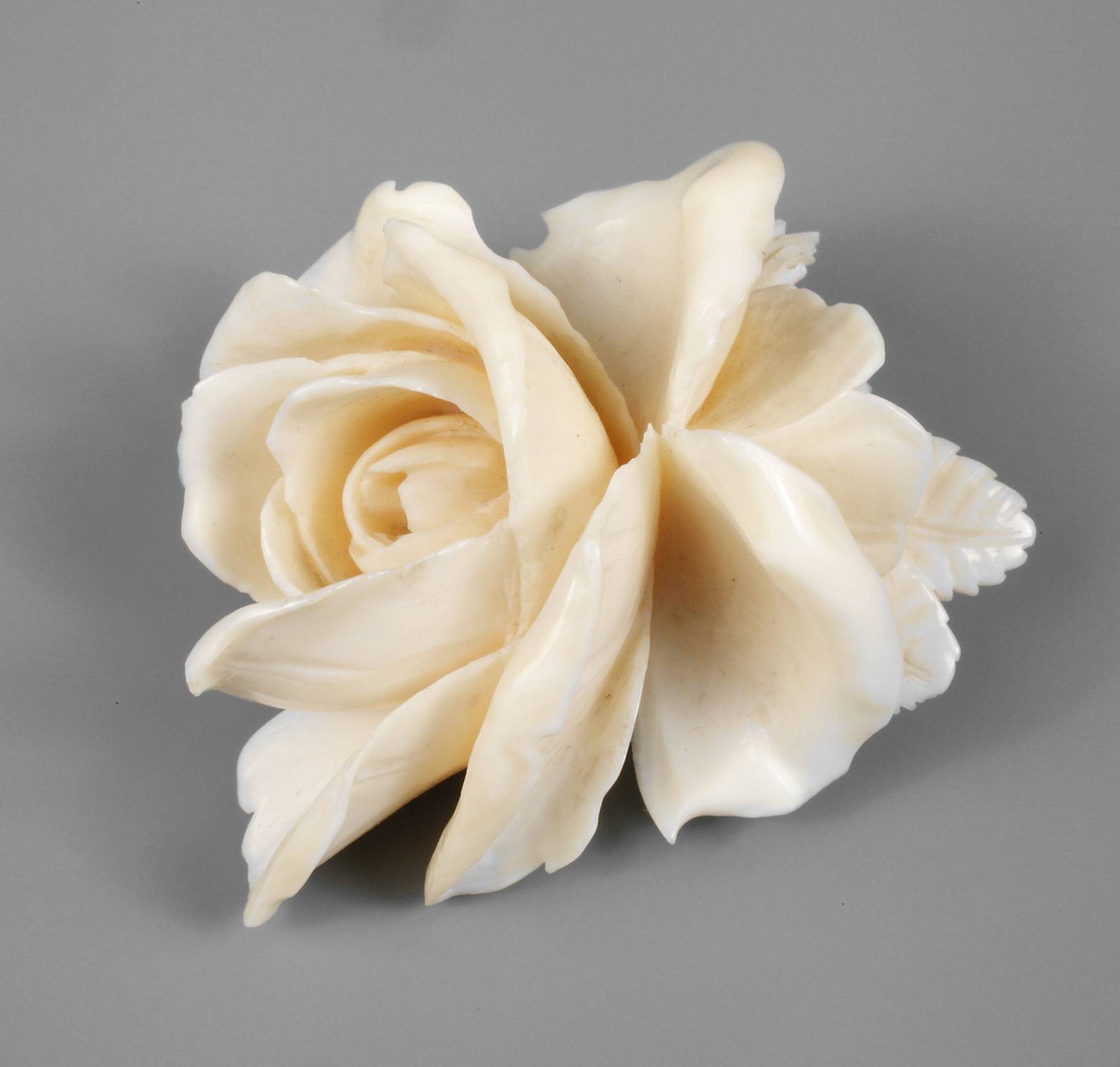 Fein geschnitzte Rosenbrosche