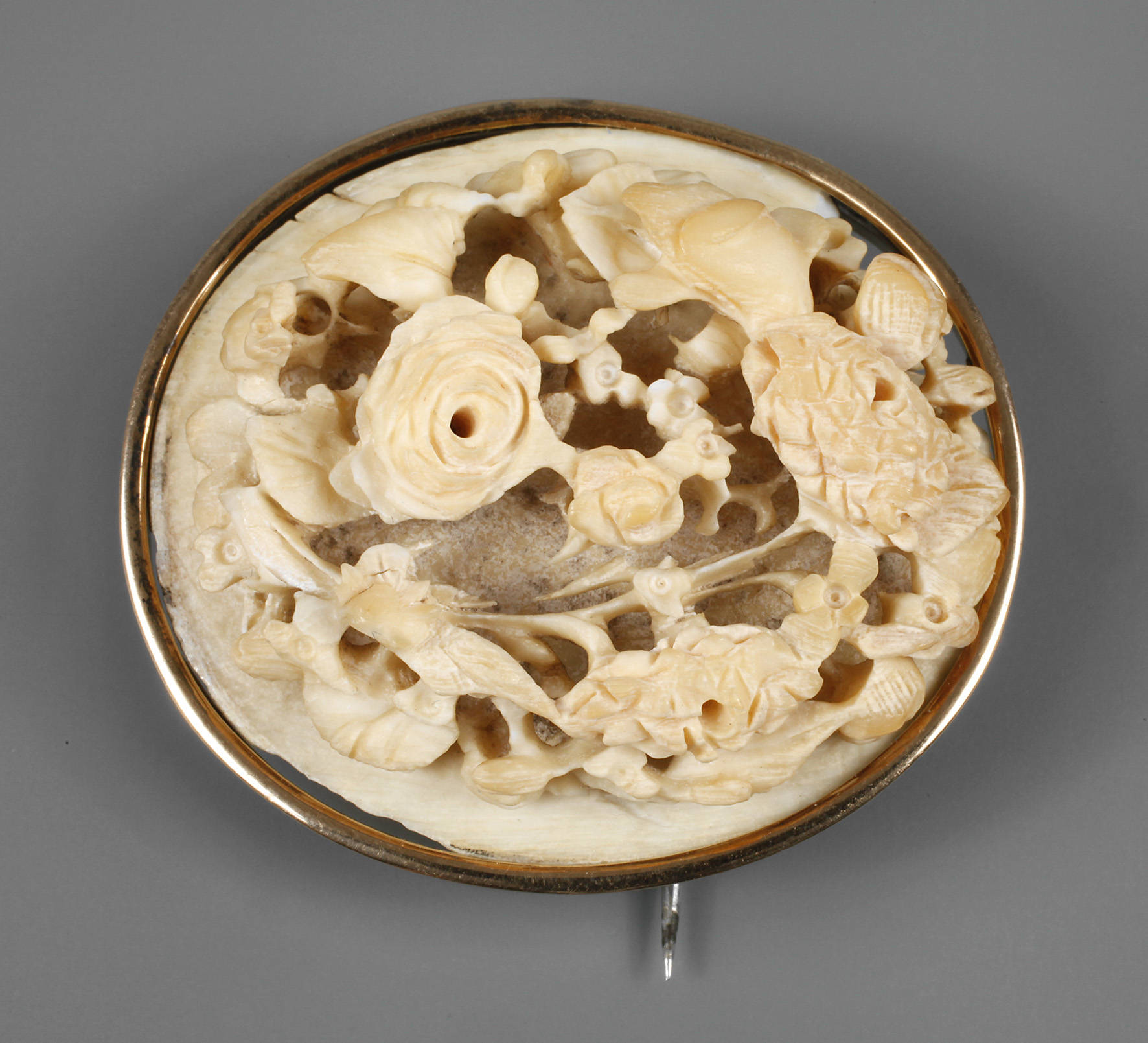 Feine Elfenbeinbrosche