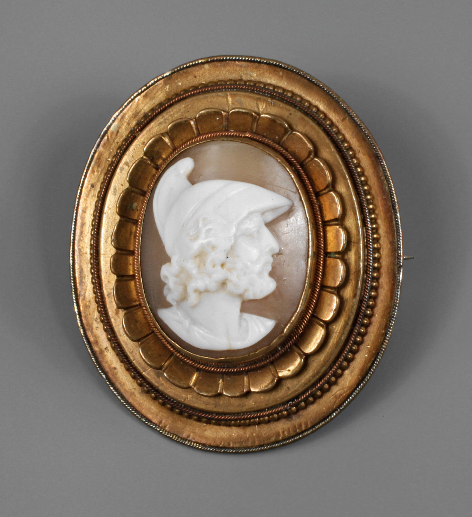 Brosche mit Muschelkamee