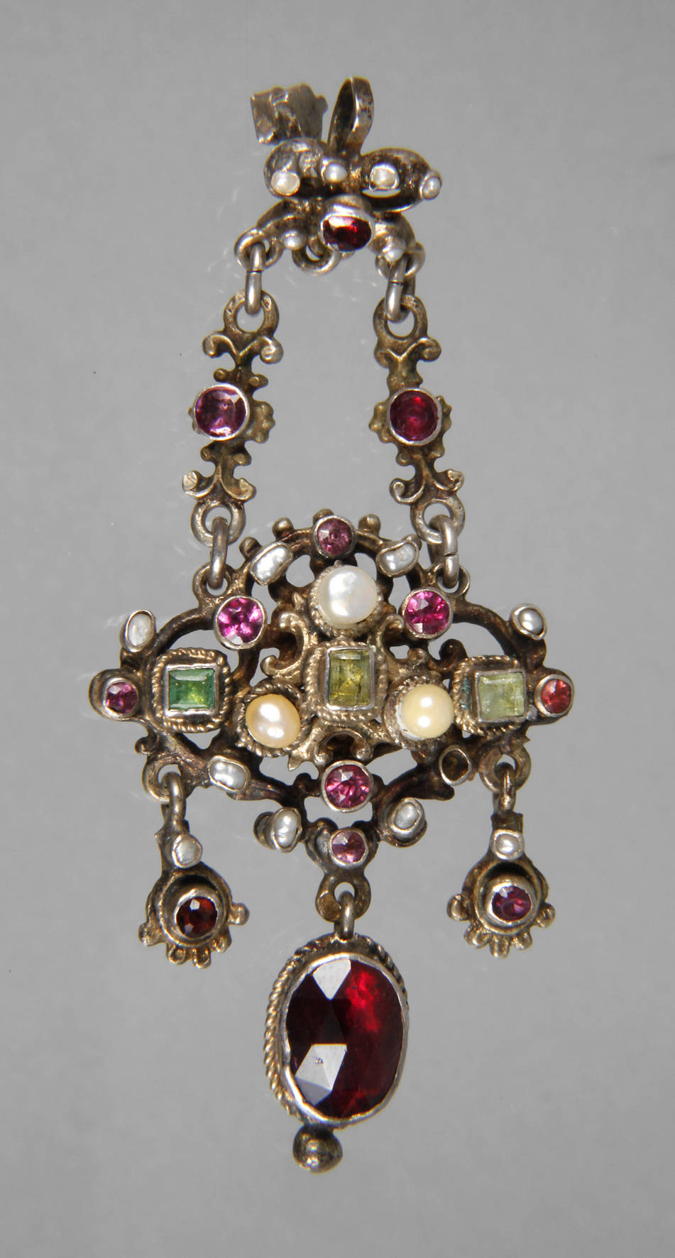 Aufwendiger Anhänger im Barockstil