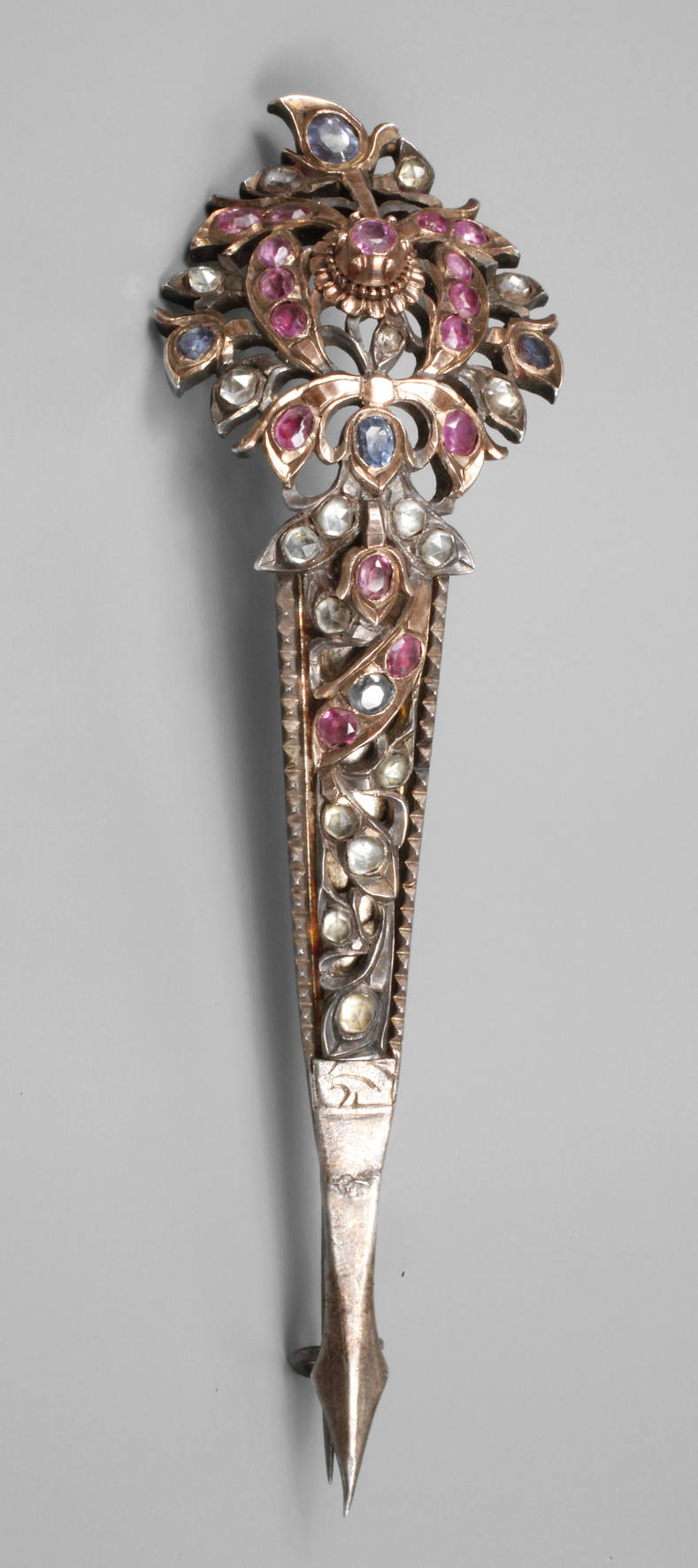 Hutnadel mit Rubinen und Saphiren