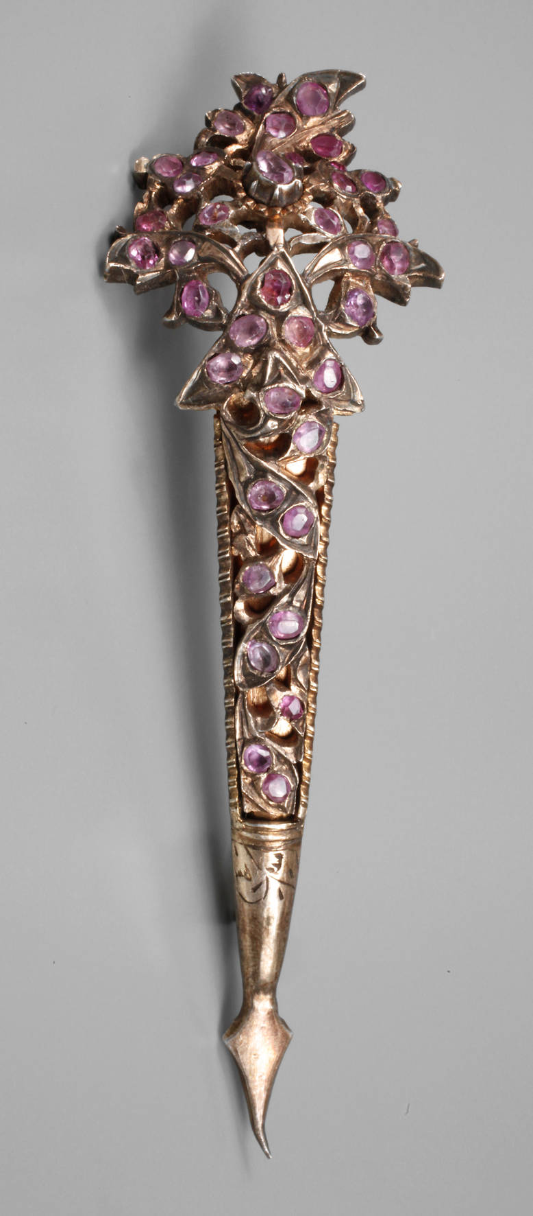 Hutnadel mit Rubinen