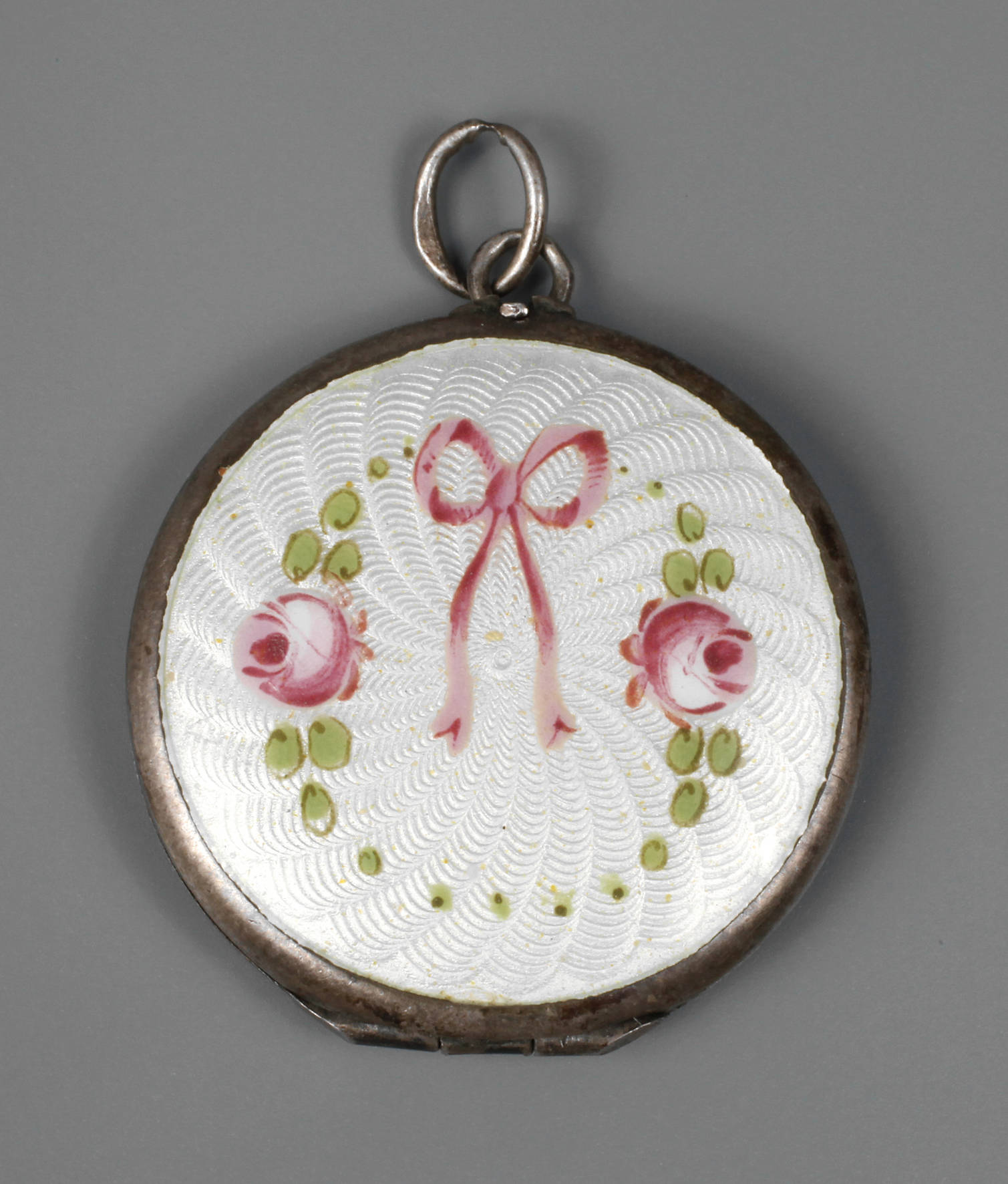 Silbermedaillon mit Emaileinlage