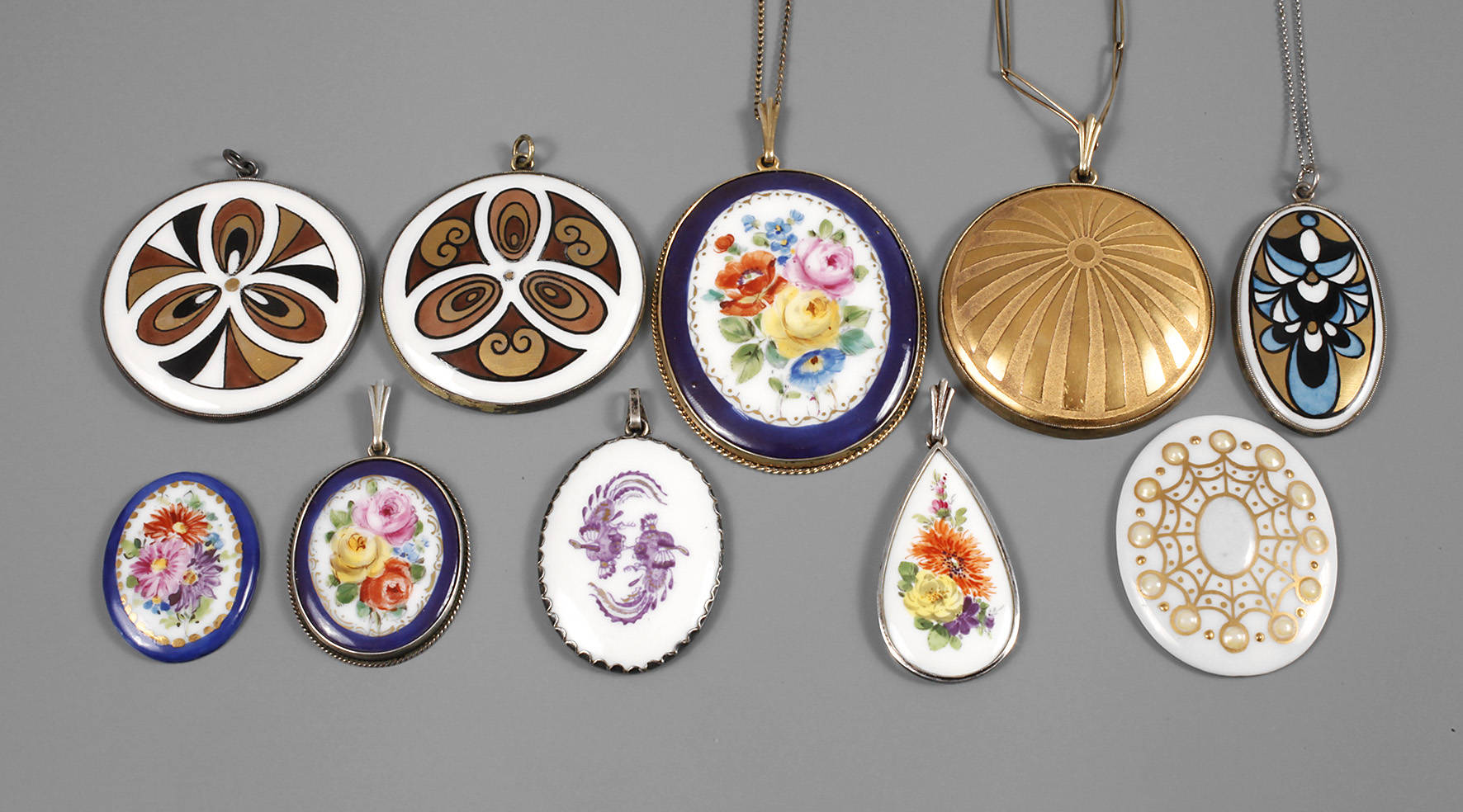 Umfangreiches Konvolut Porzellananhänger