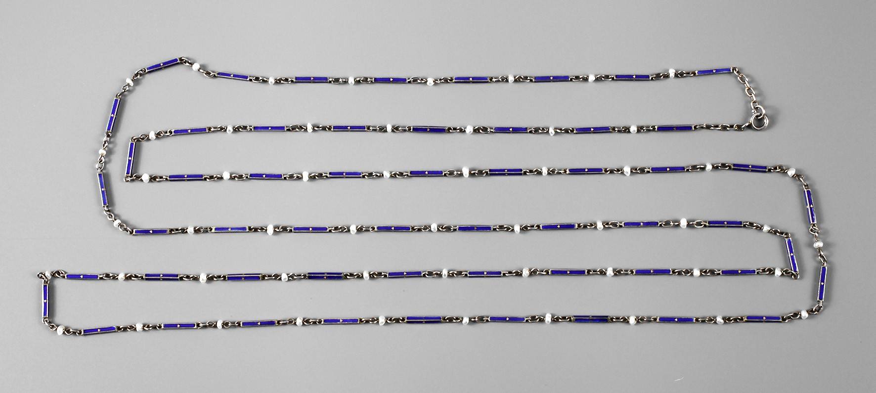 Sehr lange Kette mit Emailgliedern