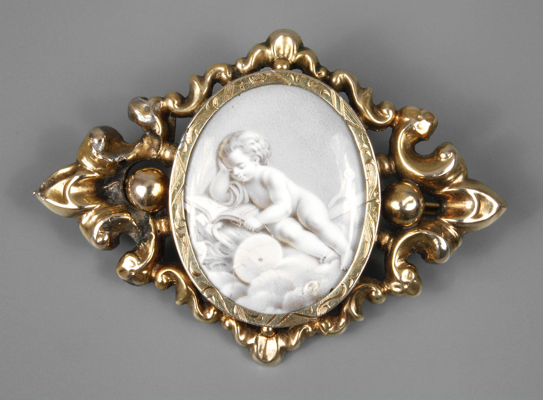 Brosche mit feiner Emailmalerei