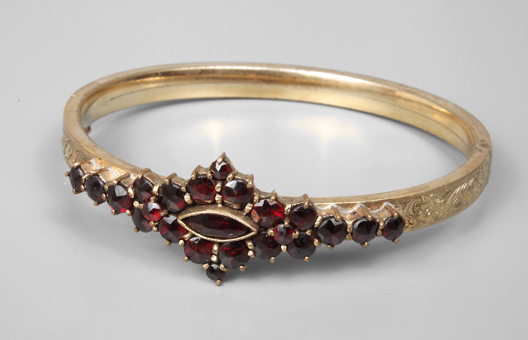 Armreif mit Granatbesatz