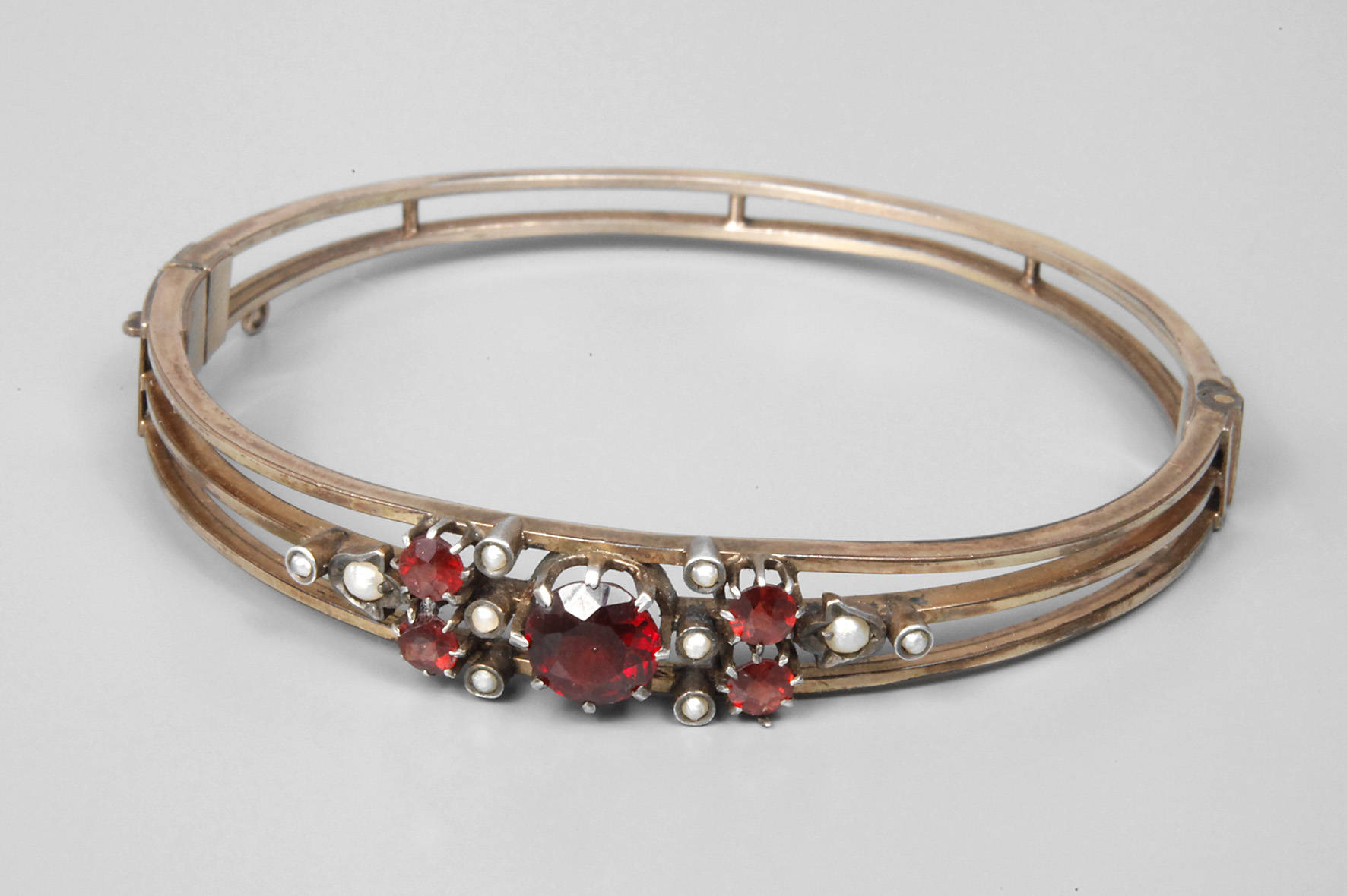 Armreif mit Granatbesatz