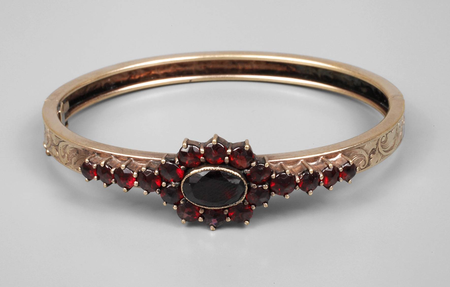 Armreif mit Granatbesatz