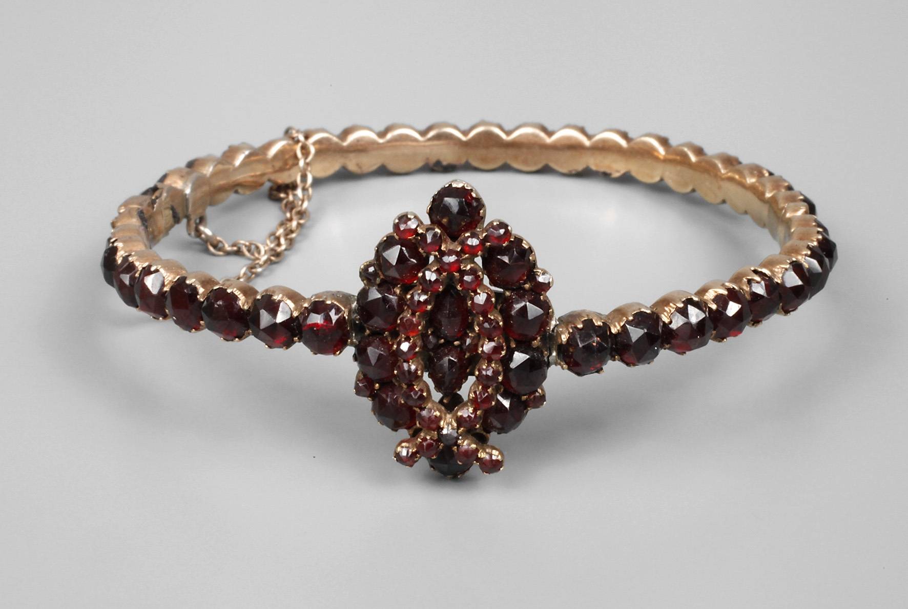 Armreif mit Granaten