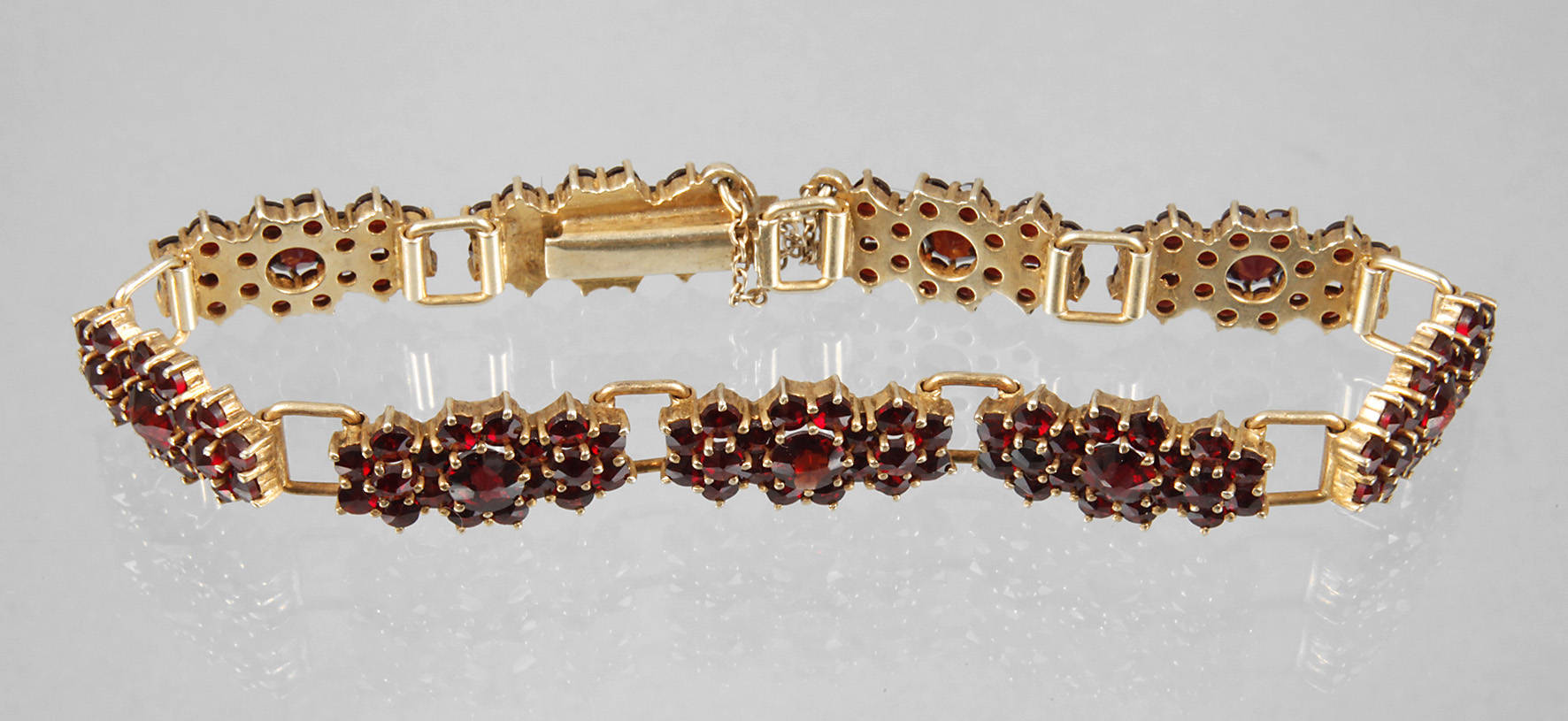 Armband mit Granatbesatz