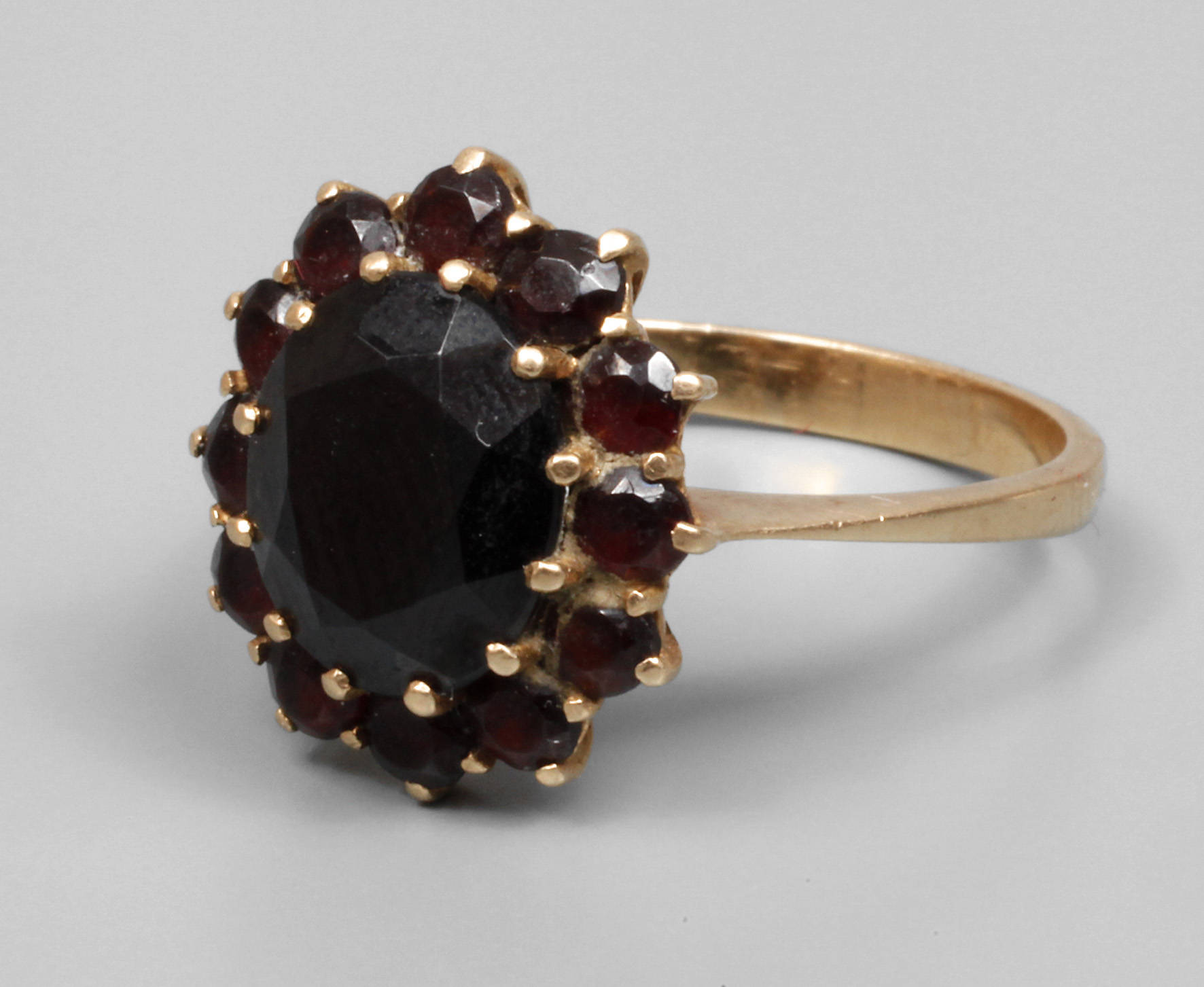 Damenring mit Granatbesatz