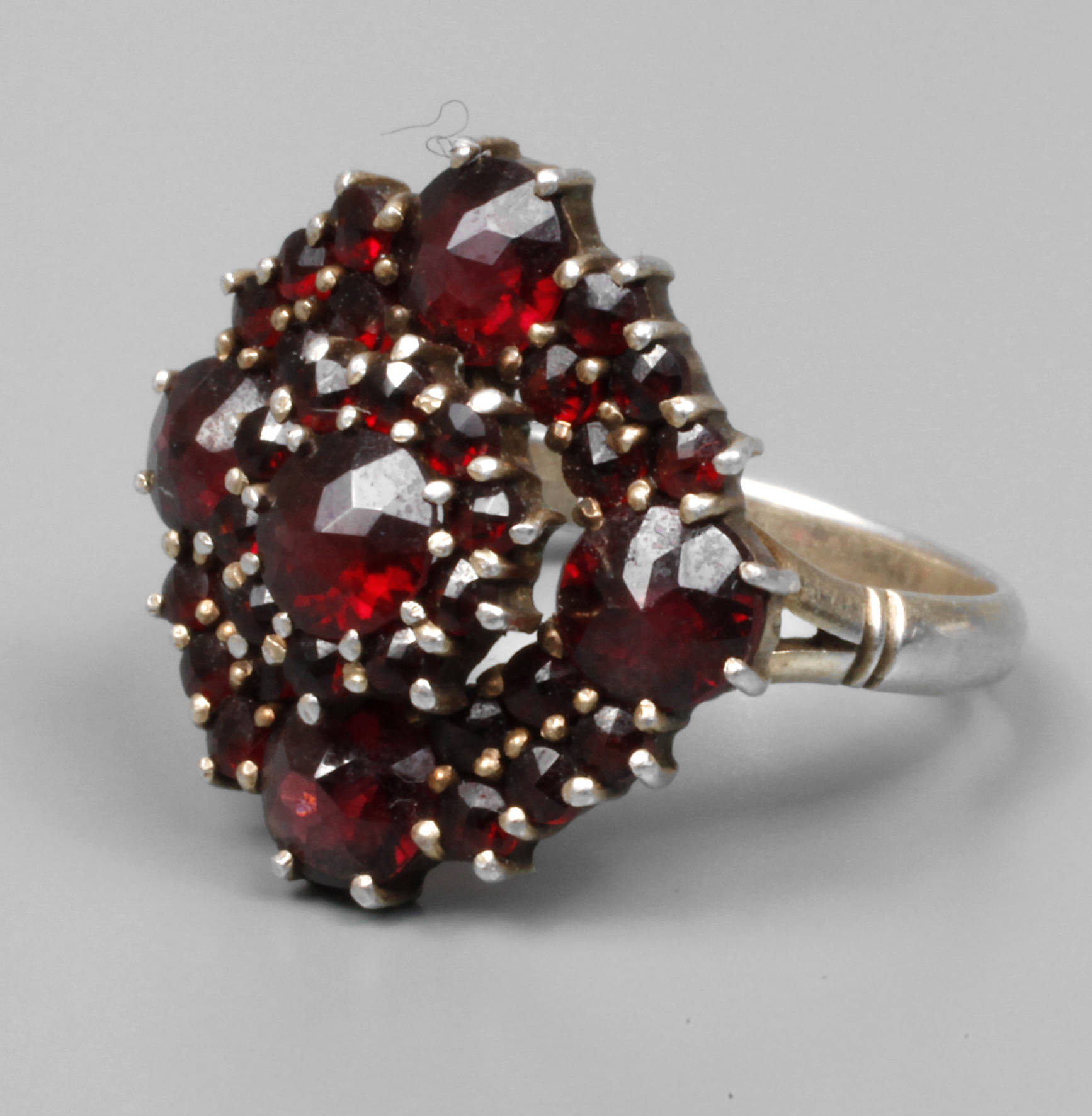 Damenring mit Granatbesatz