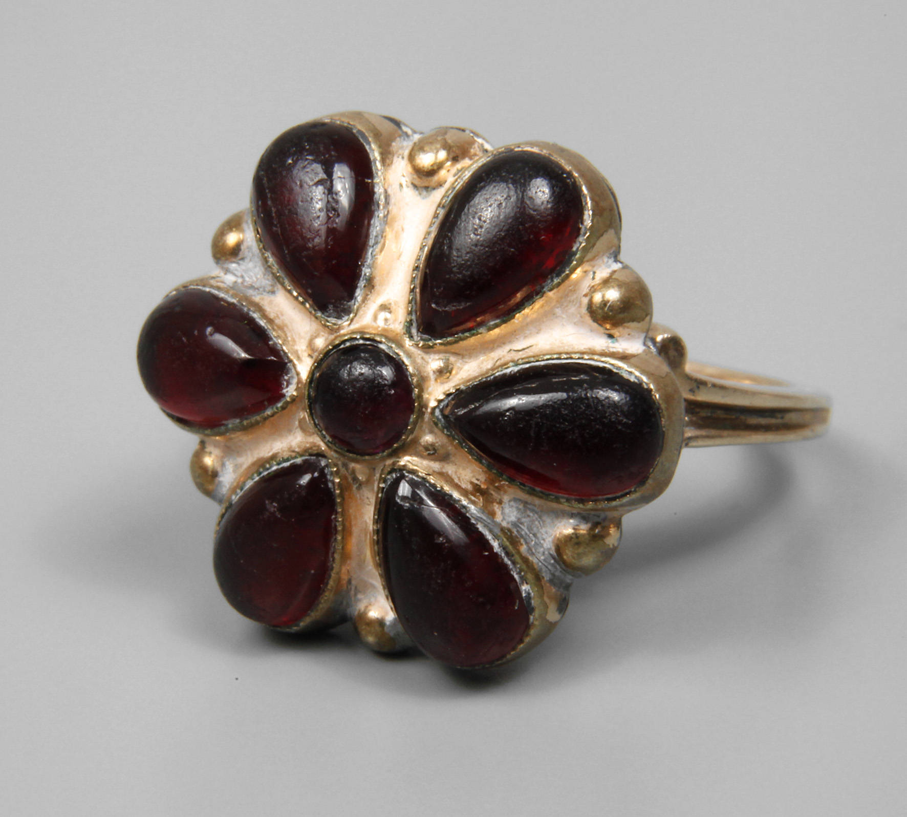 Damenring mit Granatbesatz