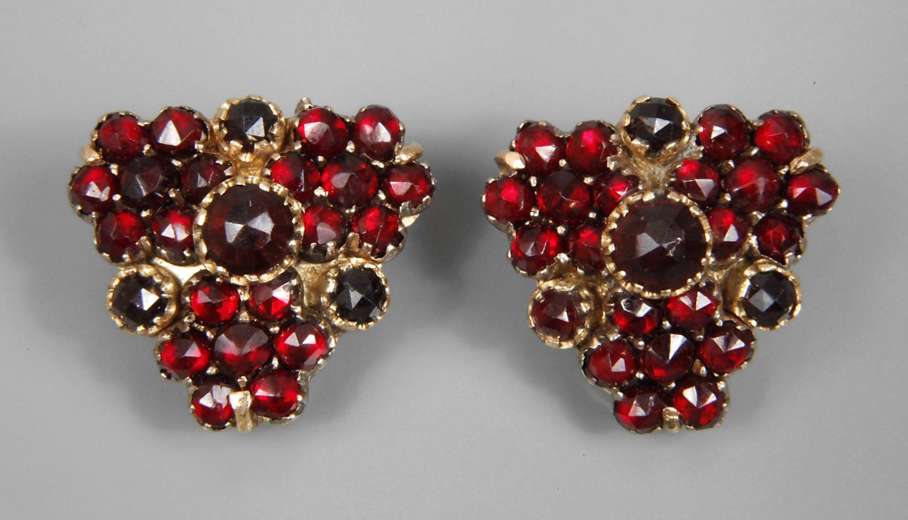 Paar Ohrclips mit Granatbesatz