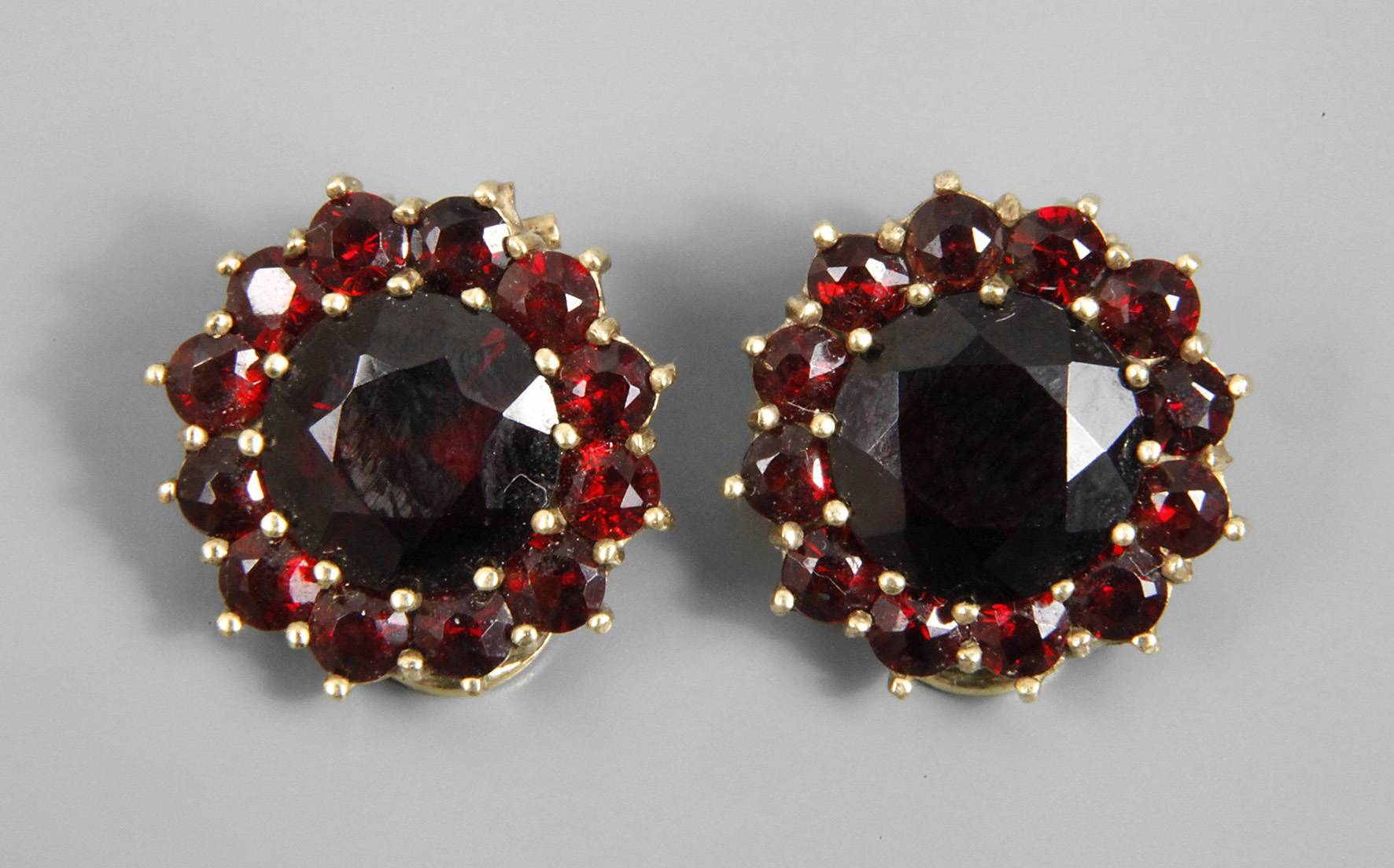 Paar Ohrclips mit Granatbesatz