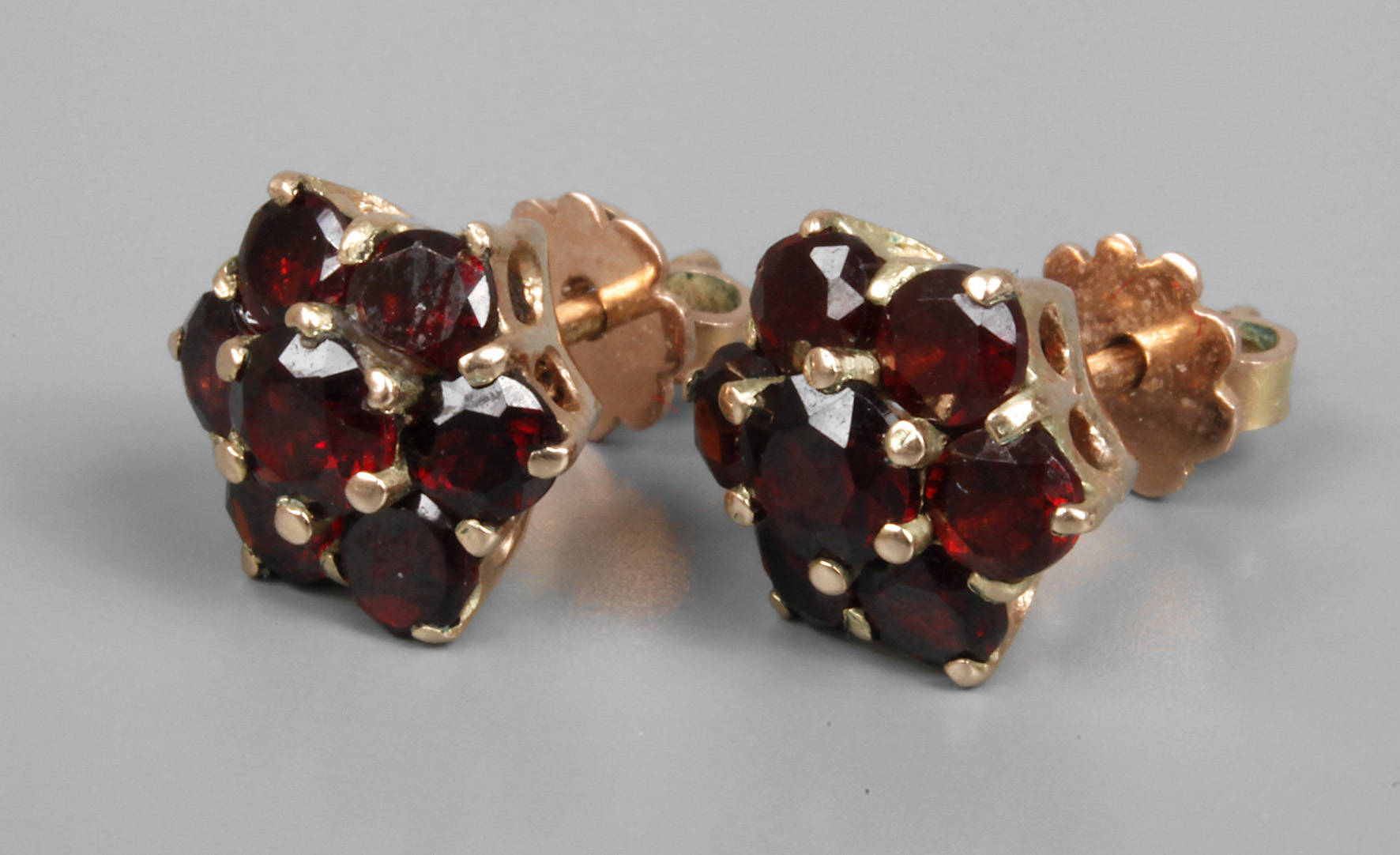 Paar Ohrstecker mit Granatbesatz