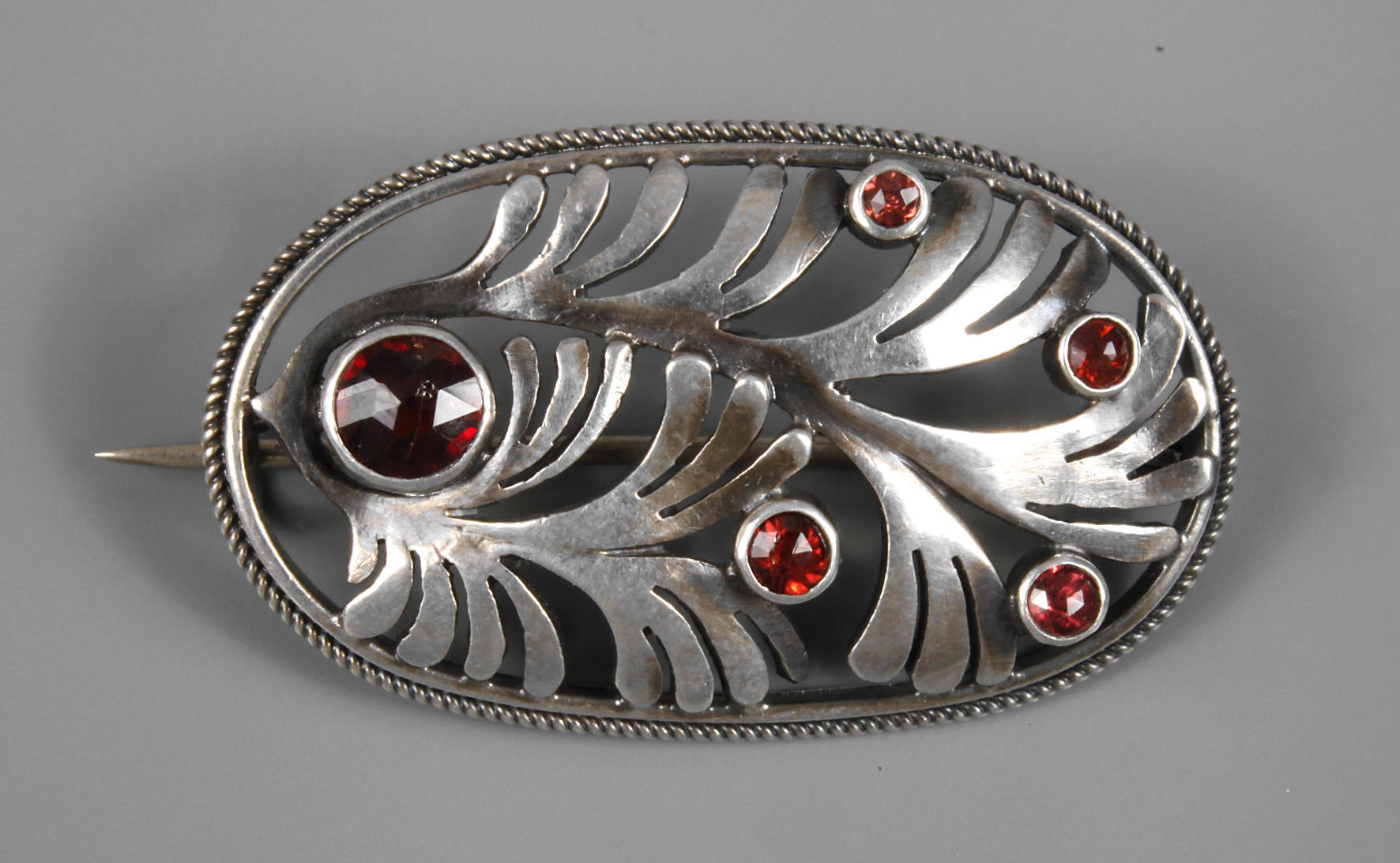Brosche mit Granatbesatz