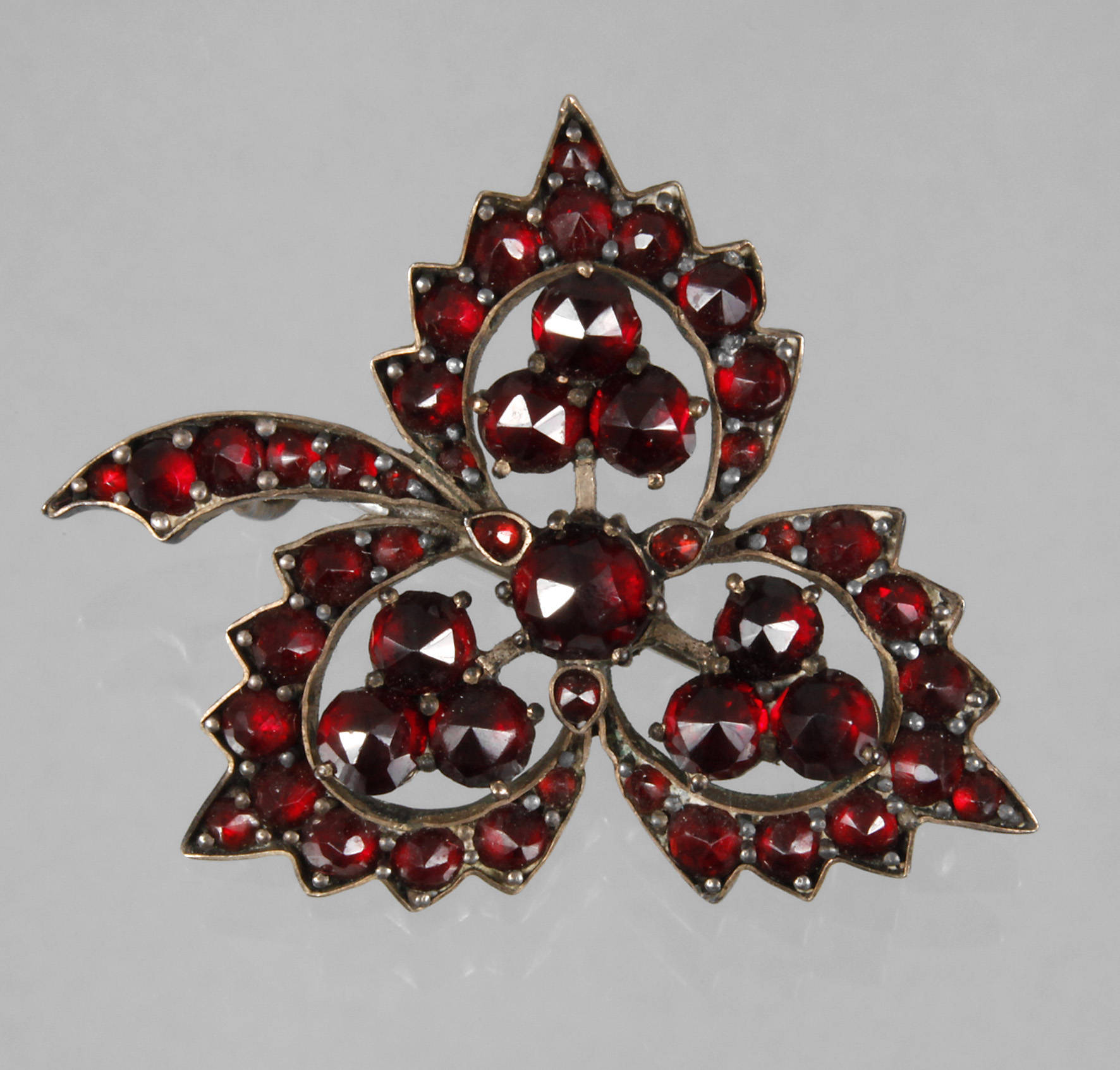 Granatbrosche als Blatt