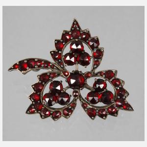 Granatbrosche als Blatt