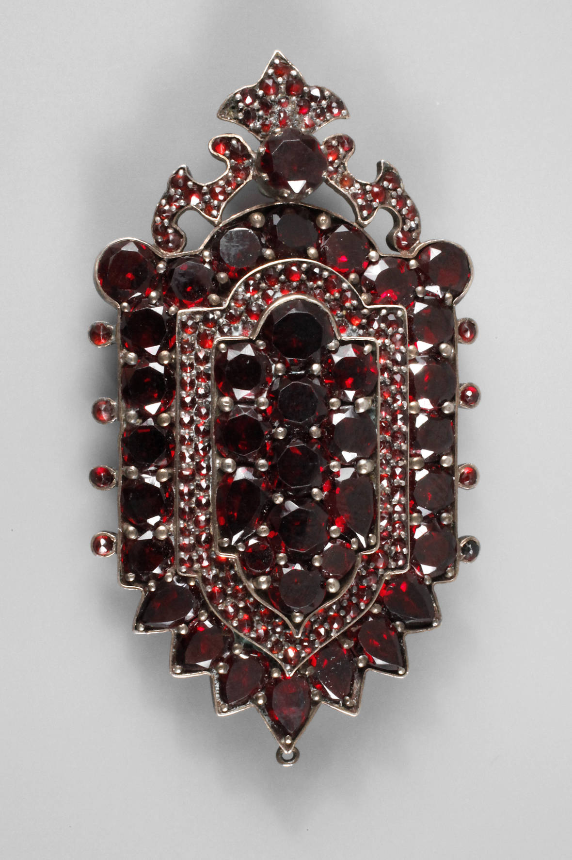 Medaillon mit Granatbesatz