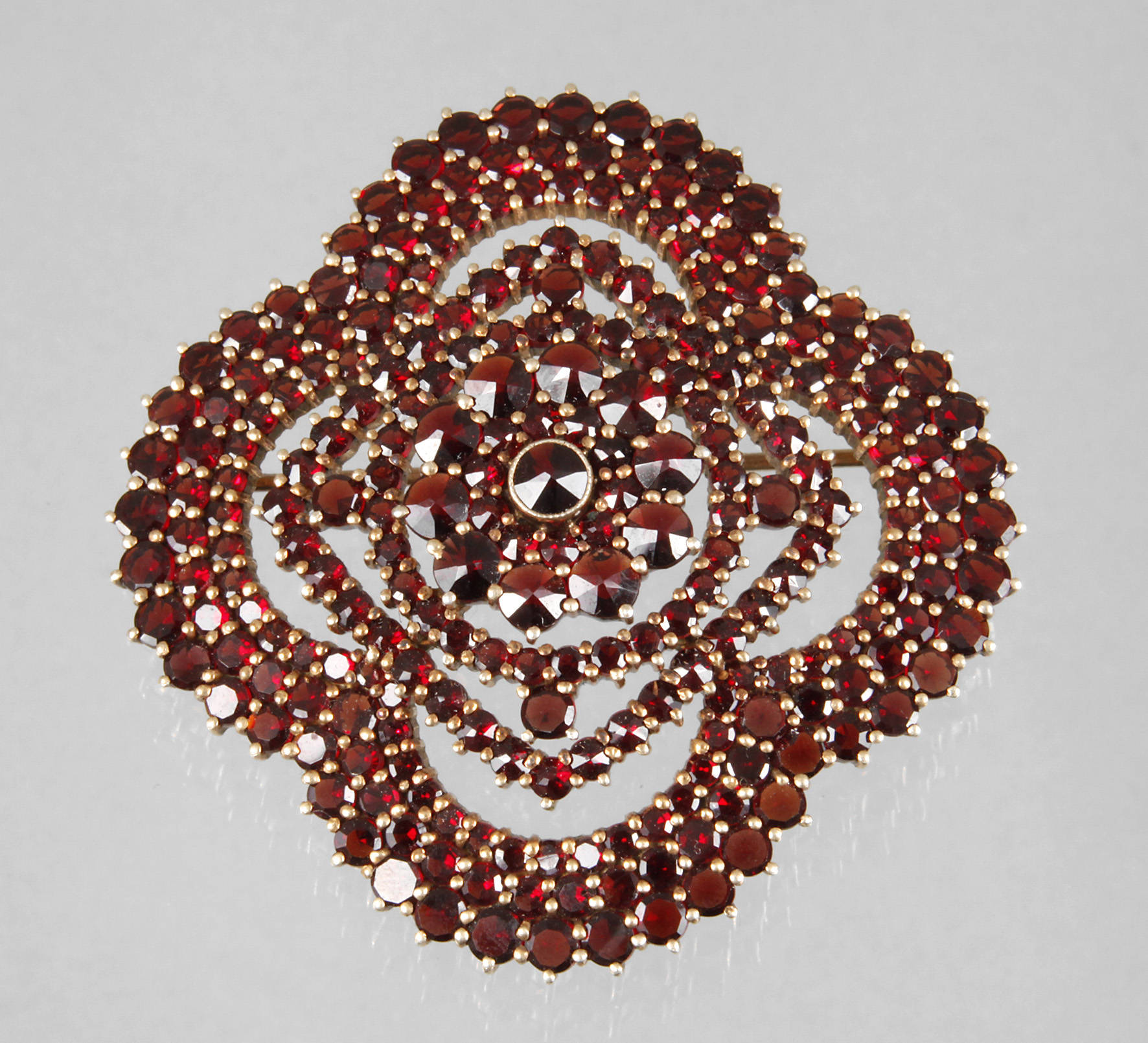 Prächtige Granatbrosche