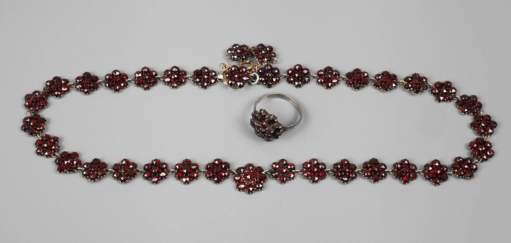 Schmuckset mit Granatbesatz