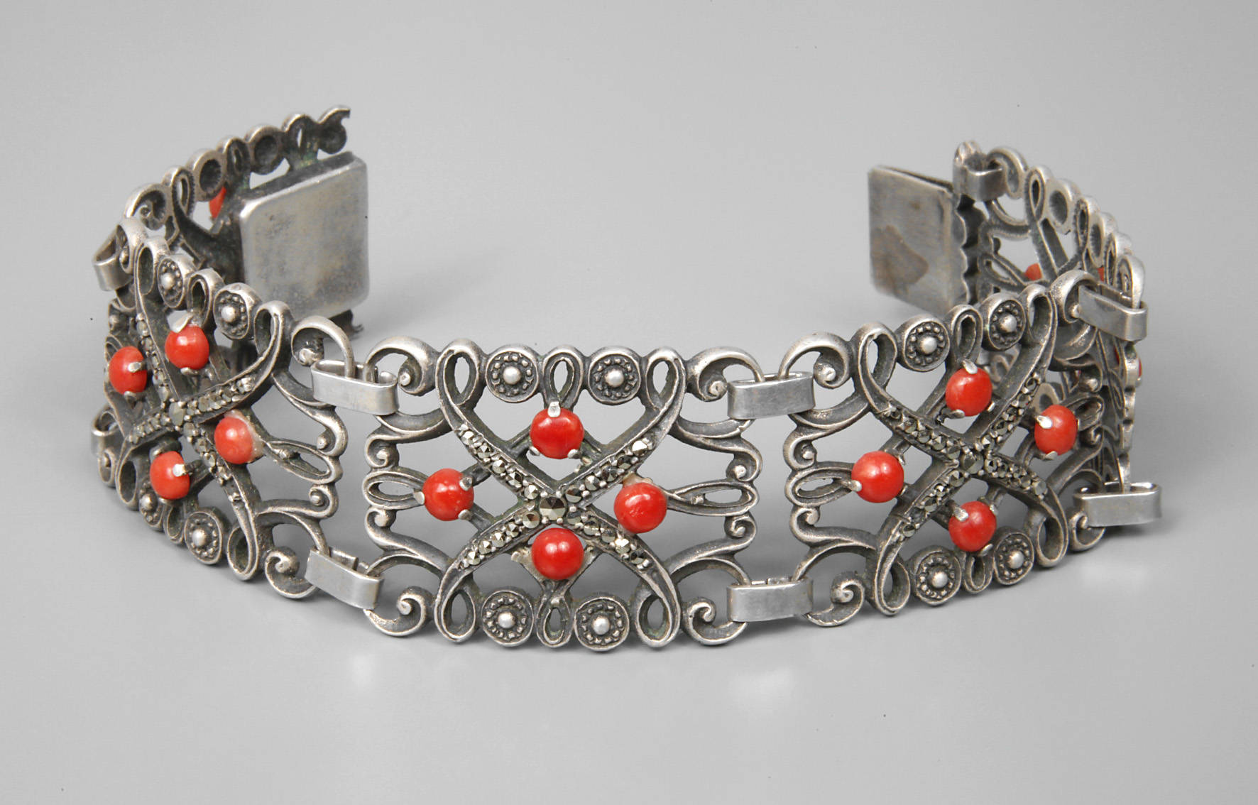 Schmuckarmband mit Korallen und Markasiten