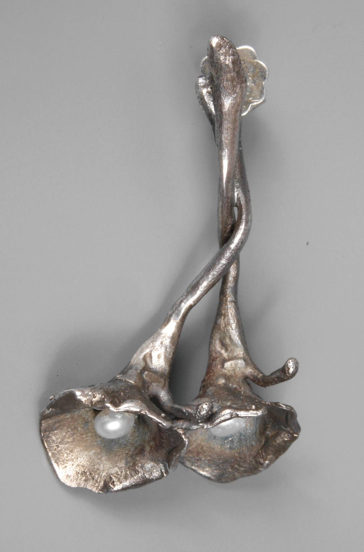 Ein Ohrhänger in Blütenform