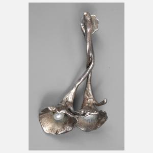 Ein Ohrhänger in Blütenform