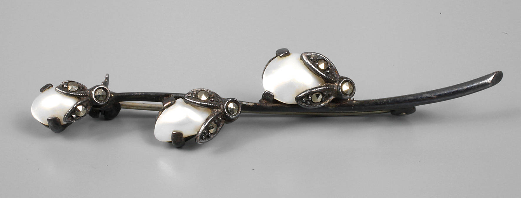 Brosche mit Perlmutt und Markasit