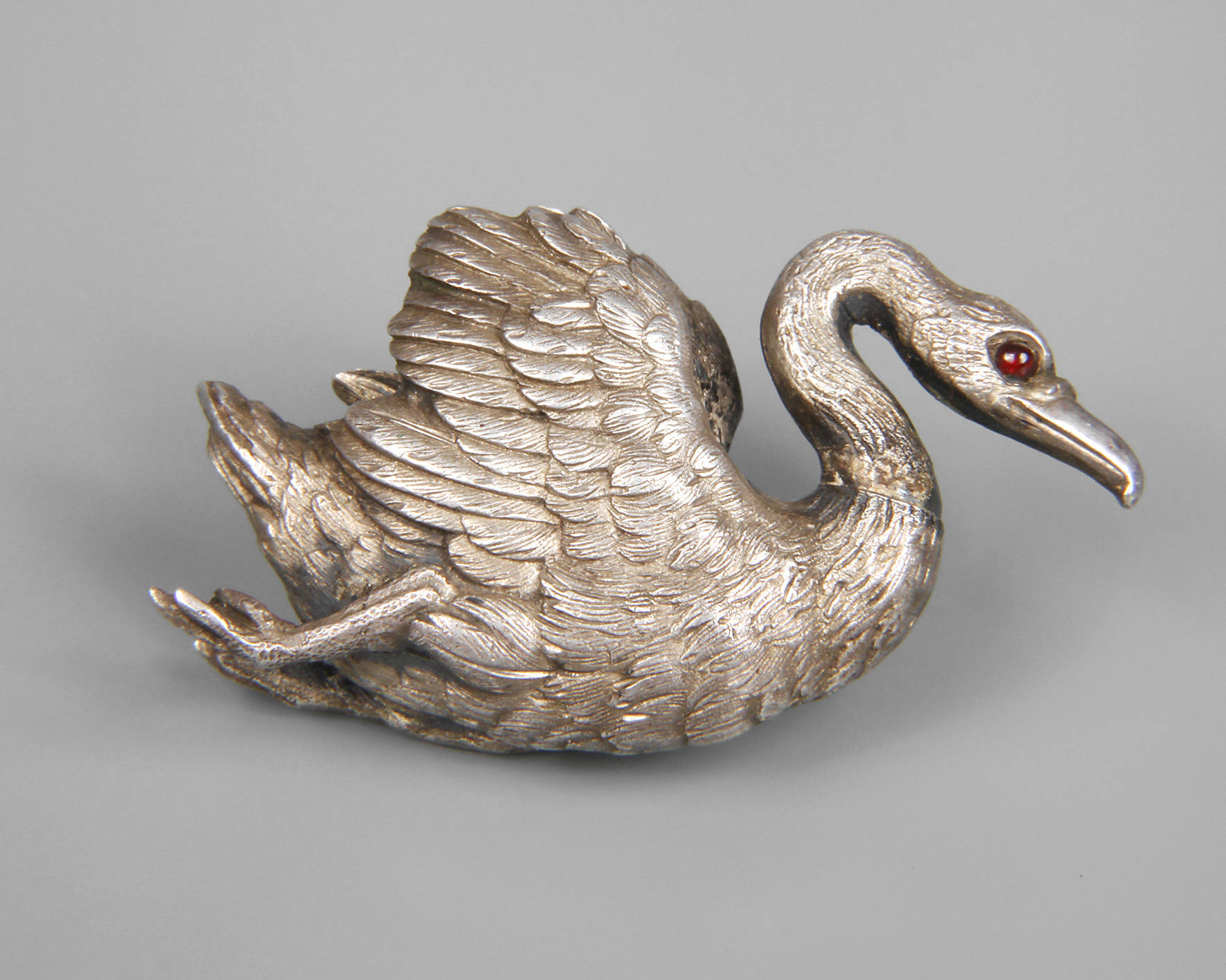 Silberbrosche als Schwan