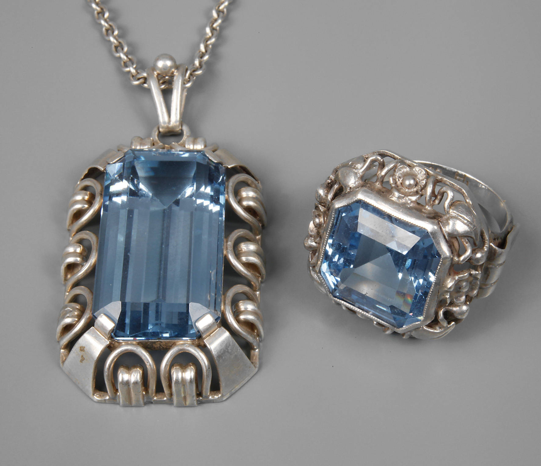 Schmuckset mit Steinbesatz