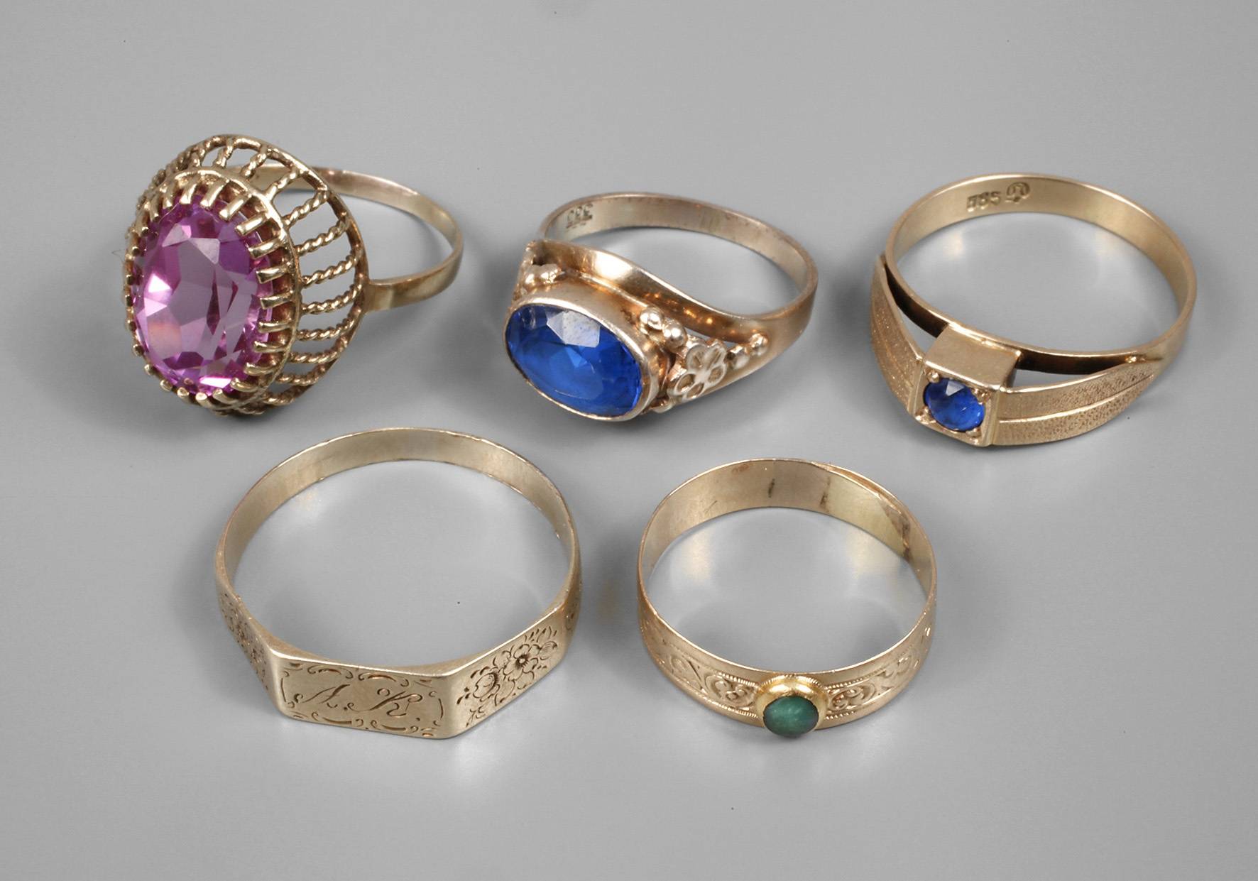 Fünf Damenringe