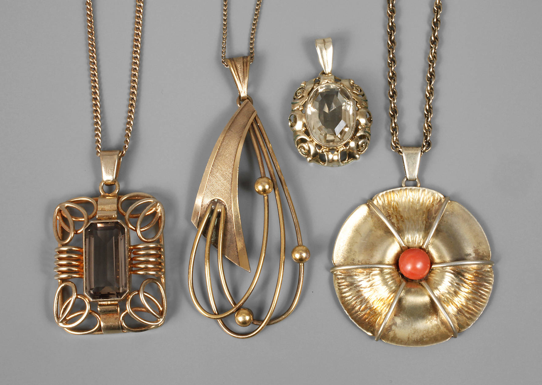 Konvolut Anhänger an Ketten