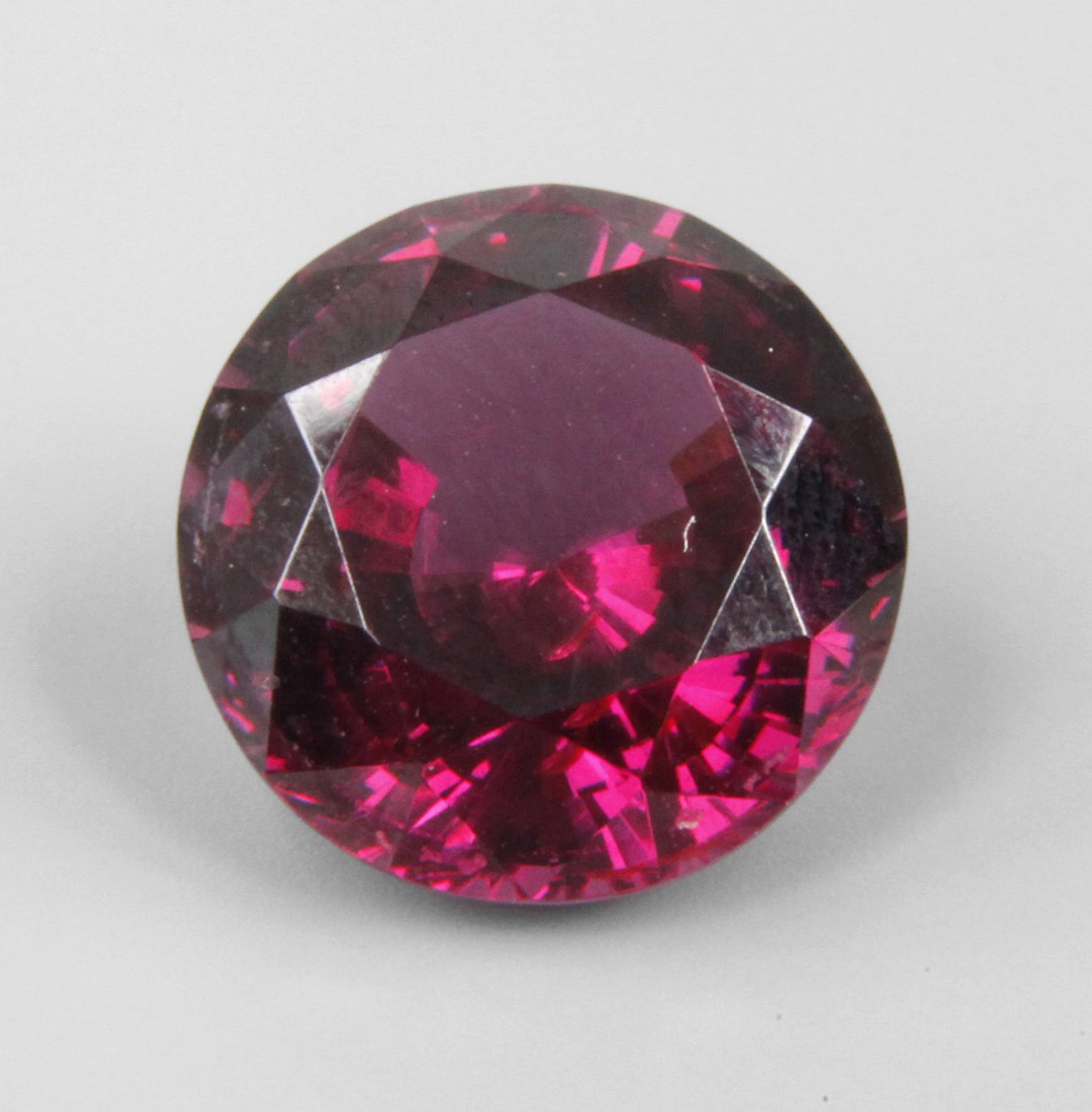 Facettierter Granat